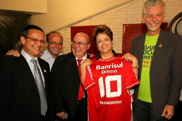 Dilma Rousseff ganha camisa do Inter