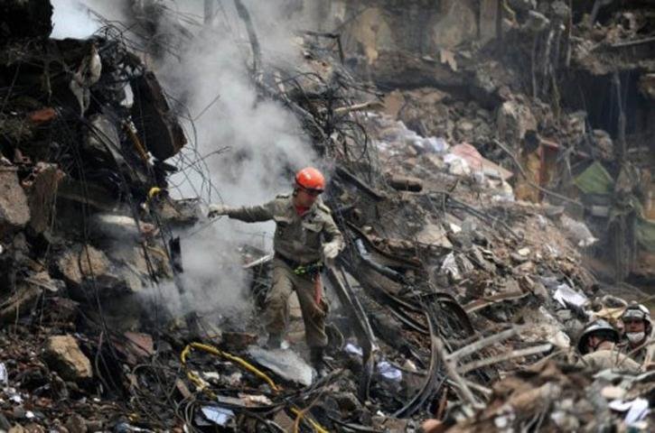 Bombeiros encontram 12&ordm; corpo em escombros no Rio de Janeiro