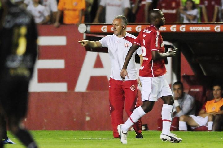 T&eacute;cnico reconhece que Inter sentir&aacute; impacto sem o meia e com Dagoberto lesionado