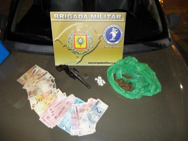 BM apreendeu drogas, rev&oacute;lver e dinheiro