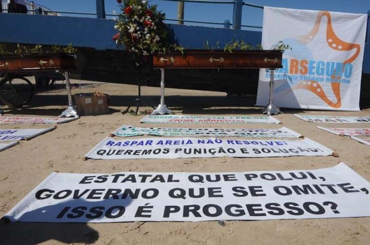 Participantes levaram dois caix&otilde;es com flores e plantas simbolizando a morte da natureza