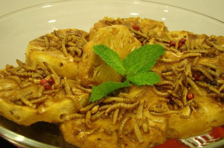 Abacaxi com calda de mascavo ao perfume de pimenta rosa com ten&eacute;brios une sabor e aroma diferenciados