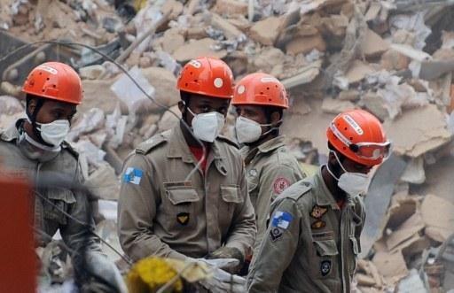 Bombeiros seguem as buscas no Rio de Janeiro