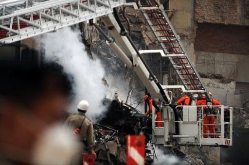 Bombeiros concentram trabalho no tubo de ventila&ccedil;&atilde;o de edif&iacute;cio que desabou no Rio