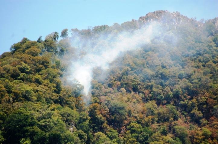 Fogo consome vegeta&ccedil;&atilde;o em morro na regi&atilde;o central do Estado