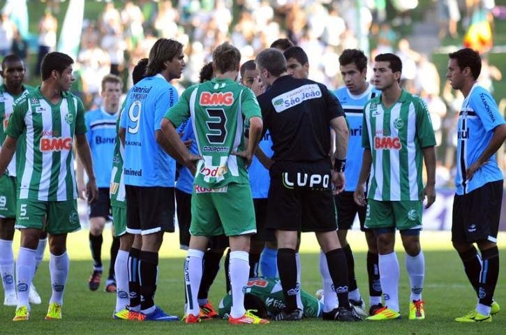 Jogo foi conturbado, com dois p&ecirc;naltis e duas expuls&otilde;es