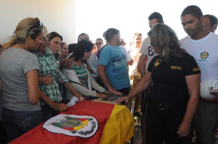 Familiares e amigos se despediram de Gomes