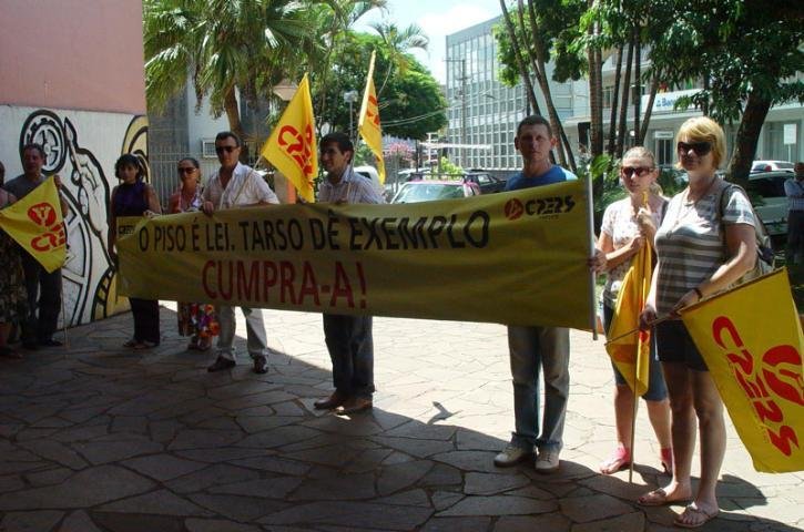 Professores aguardavam sa&iacute;da do governador para reclamar contra a proposta de pagamento do piso
