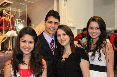 Lidiane (E) sobreviveu. Jos&eacute; J&uacute;nior do Carmo, Adriana e Let&iacute;cia faleceram