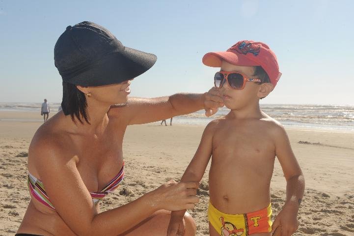Pouca gente se arriscou a permanecer na beira da praia