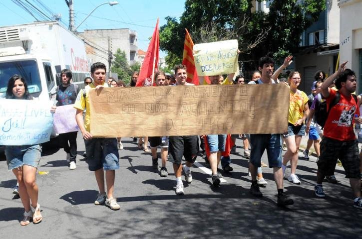 Estudantes protestaram contra o aumento