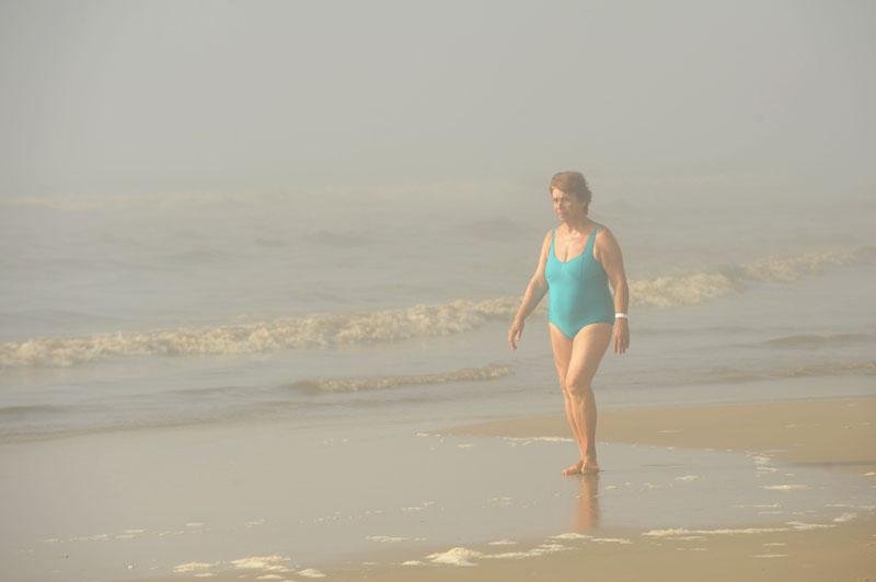 Poucas pessoas se arriscaram a sentar na areia devido &agrave; baixa visibilidade e aus&ecirc;ncia de sol