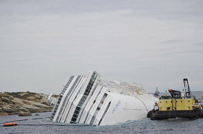 Mar agitado deteriora restos do Costa Concordia e dificulta buscas