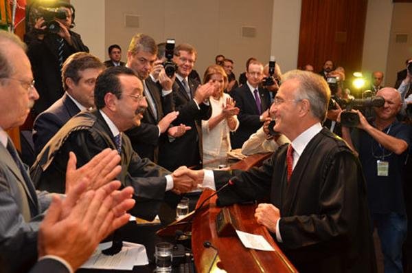 Desembargador Marcelo Bandeira Pereira (D) chegou a receber a presid&ecirc;ncia em cerim&ocirc;nia na tarde desta quarta