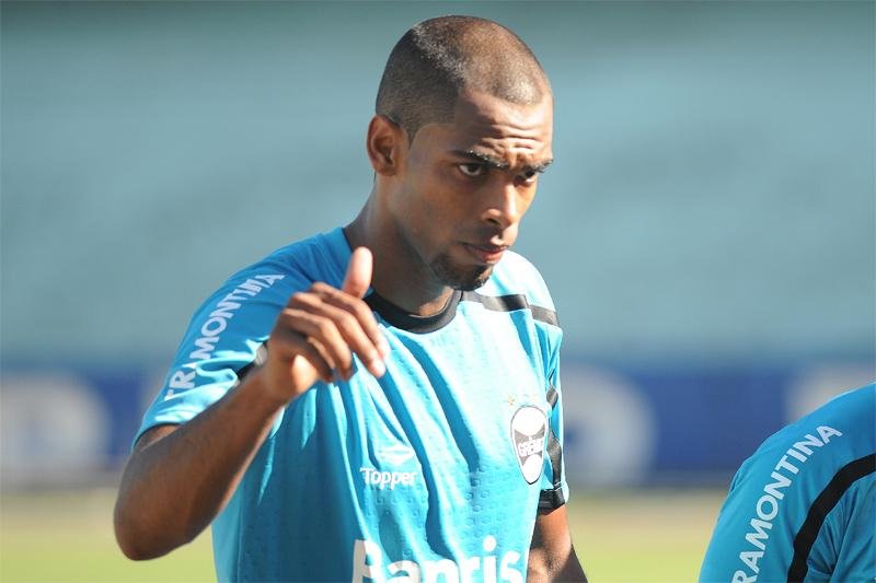  Naldo refor&ccedil;a preocupa&ccedil;&atilde;o do Gr&ecirc;mio com bola parada