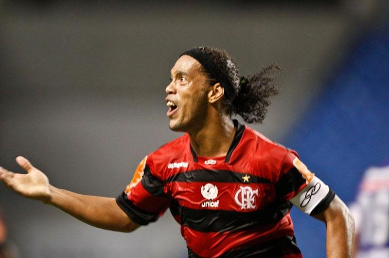 Aos 48 minutos Ronaldinho marca segundo gol