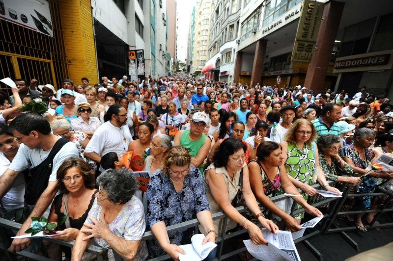 Fi&eacute;is se re&uacute;nem para prociss&atilde;o de Navegantes