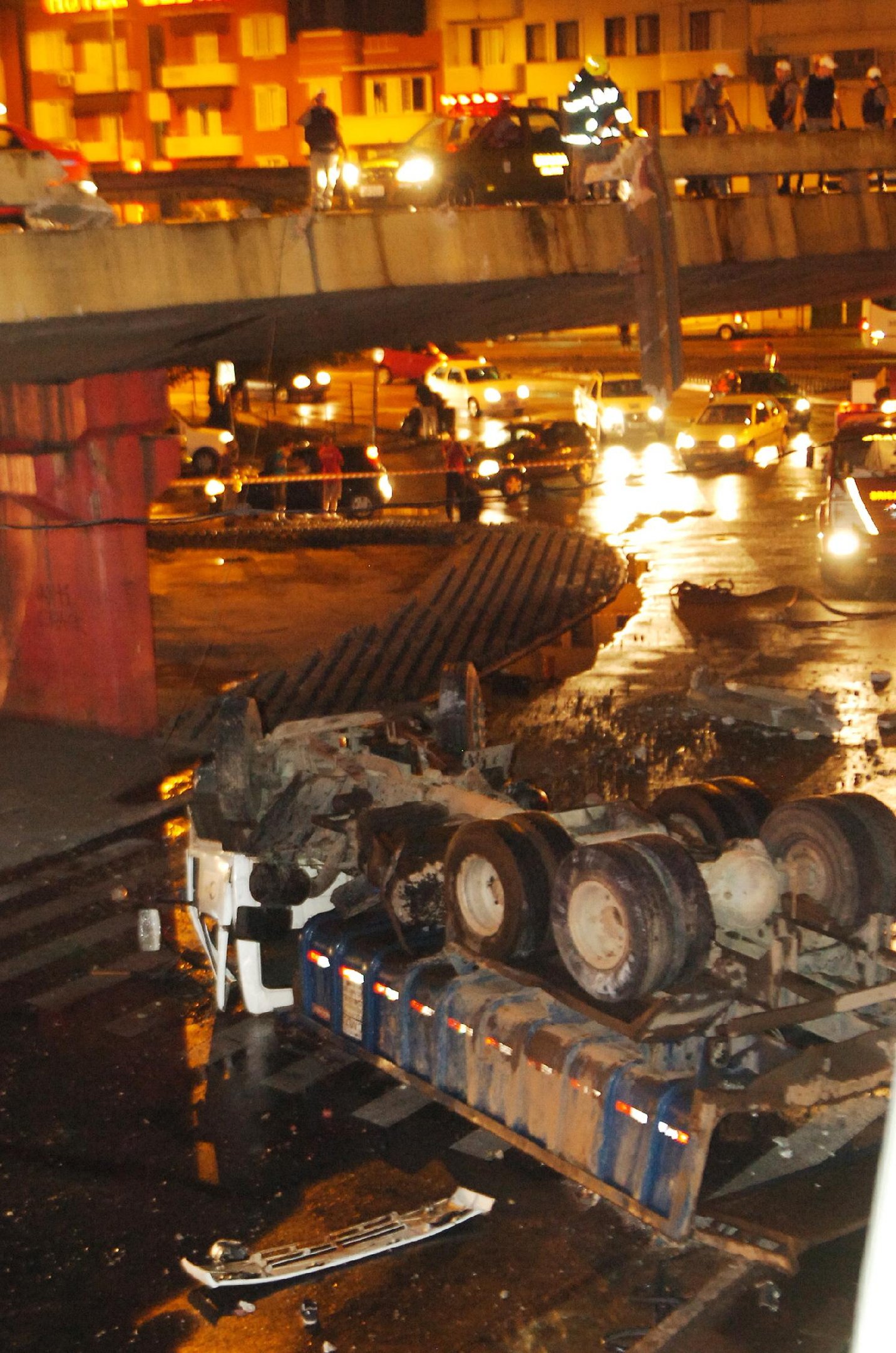 H&aacute; risco de queda de outros peda&ccedil;os de concreto do viaduto