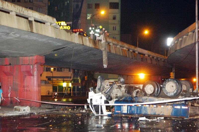 O motorista do ve&iacute;culo segue internado