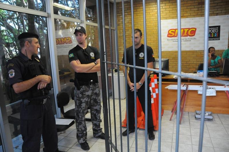 A porta de entrada do pr&eacute;dio n&atilde;o apresentava sinais de arrombamento