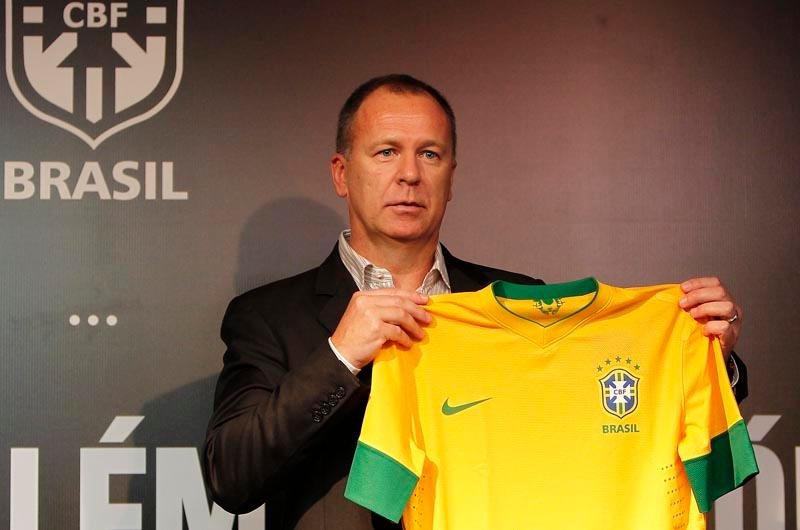 Mano apresenta novo uniforme do Brasil