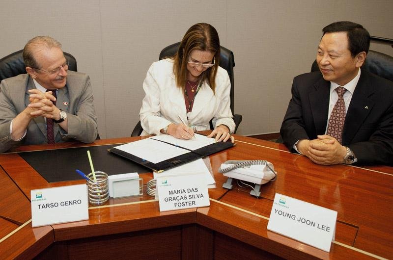 Governo assina protocolo para implanta&ccedil;&atilde;o de terminal de  g&aacute;s natural no Estado