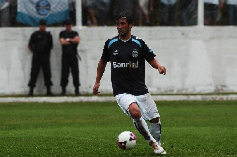 Sa&iacute;da de Douglas do Gr&ecirc;mio foi oficializada nessa quinta