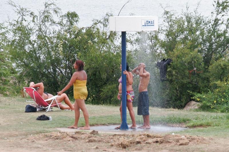 Chuveiro p&uacute;blico foi uma alternativa para amenizar o calor em Porto Alegre
