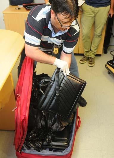  Em menos de 24 horas, dois estrangeiros foram presos no Aeroporto Internacional Salgado Filho com coca&iacute;na