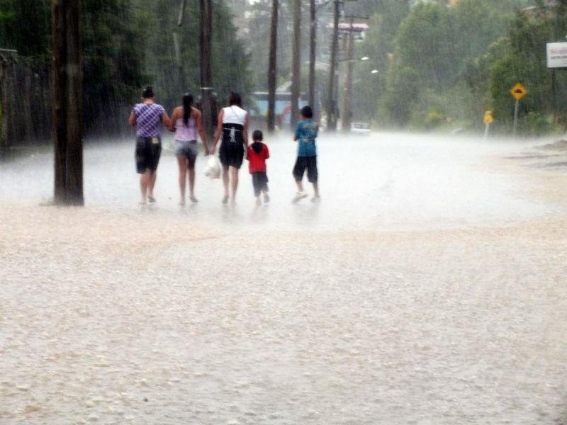 Chuva provoca alagamentos em Novo Hamburgo