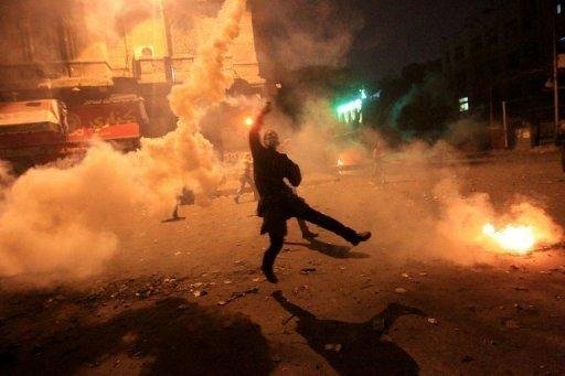 Manifestantes e pol&iacute;cia voltam a se enfrentar no Egito