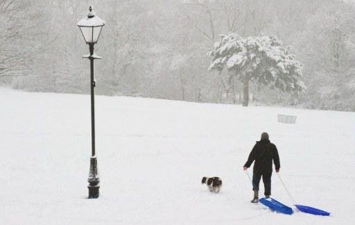Londres est&aacute; coberta pela neve