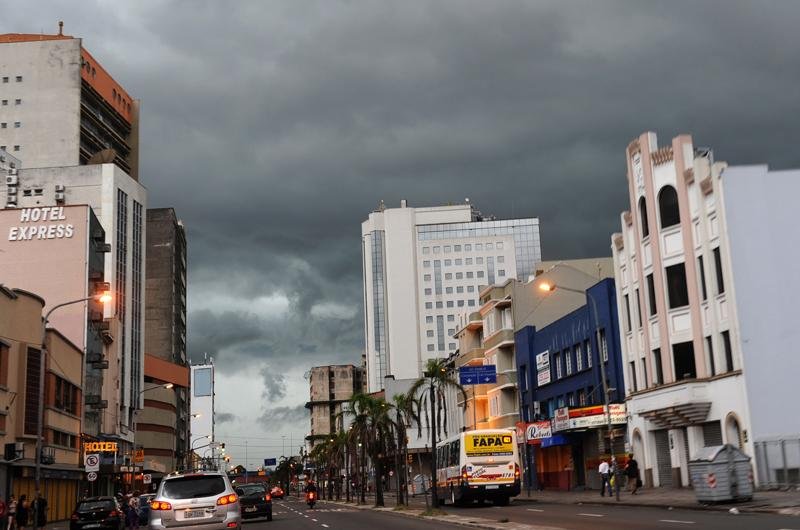 Calor&atilde;o e temporais devem ser rotina durante a semanaa