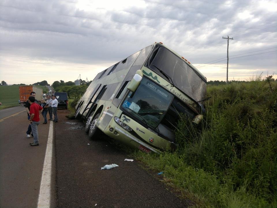 Tr&ecirc;s morrem ap&oacute;s &ocirc;nibus cair em barranco no Norte do RS