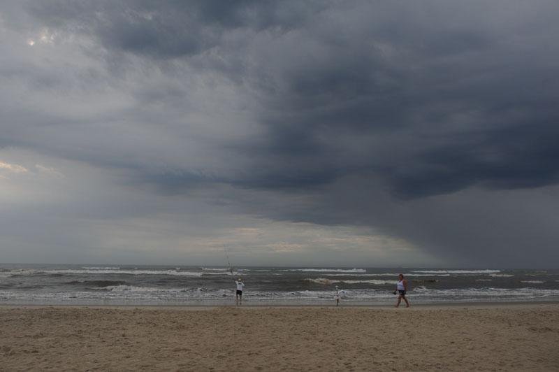 Tempo nublado espantou muitas pessoas da beira da praia