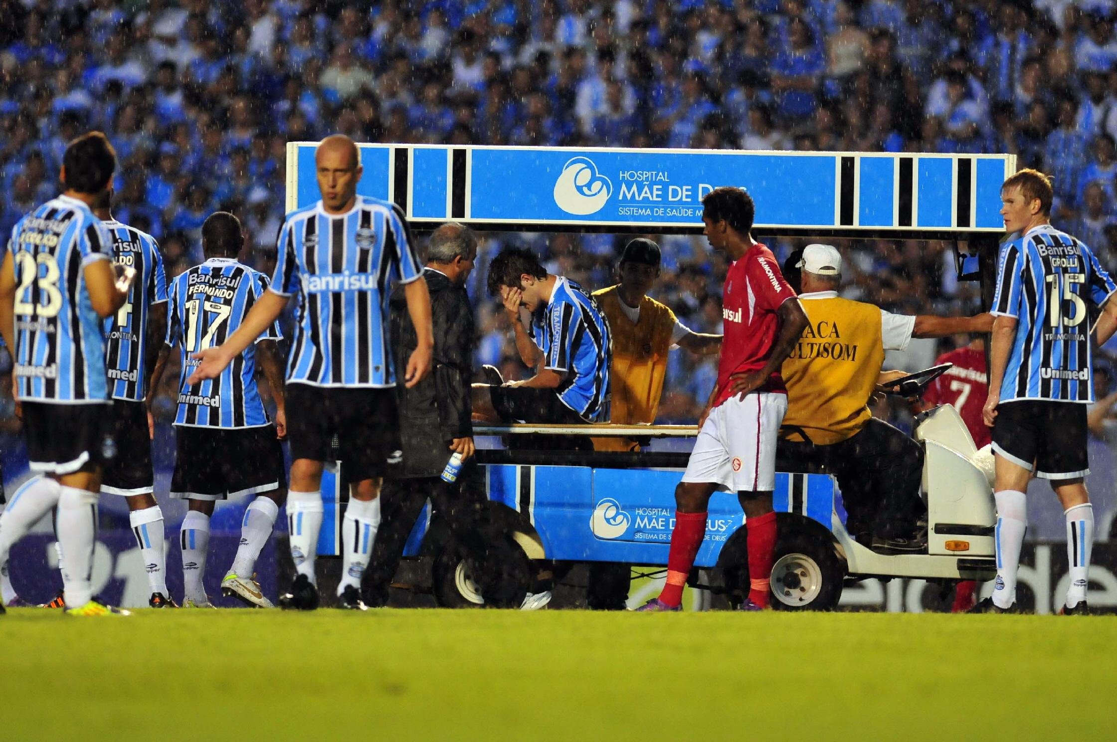 M&aacute;rio Fernandes deixou cl&aacute;ssico Gre-Nal machucado ainda no primeiro tempo