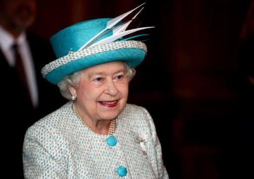 Elizabeth II promete servir ao povo ao completar 60 anos no trono brit&acirc;nico