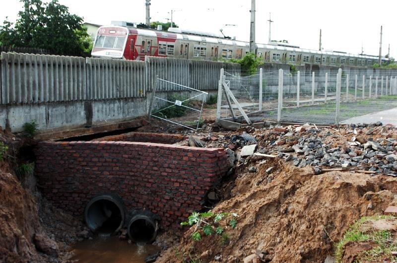 Deslizamento de terra prejudica usu&aacute;rios de trem em S&atilde;o Leopoldo