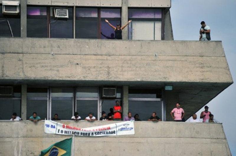 Policiais ocupam o pr&eacute;dio da Assembleia Legislativa da Bahia