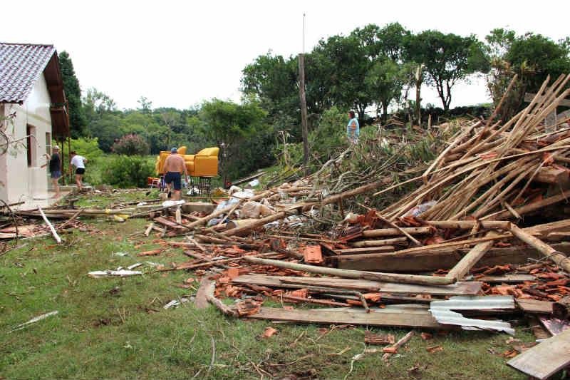 Propriedade do agricultor Roque Fengler foi prejudicada pela ventania