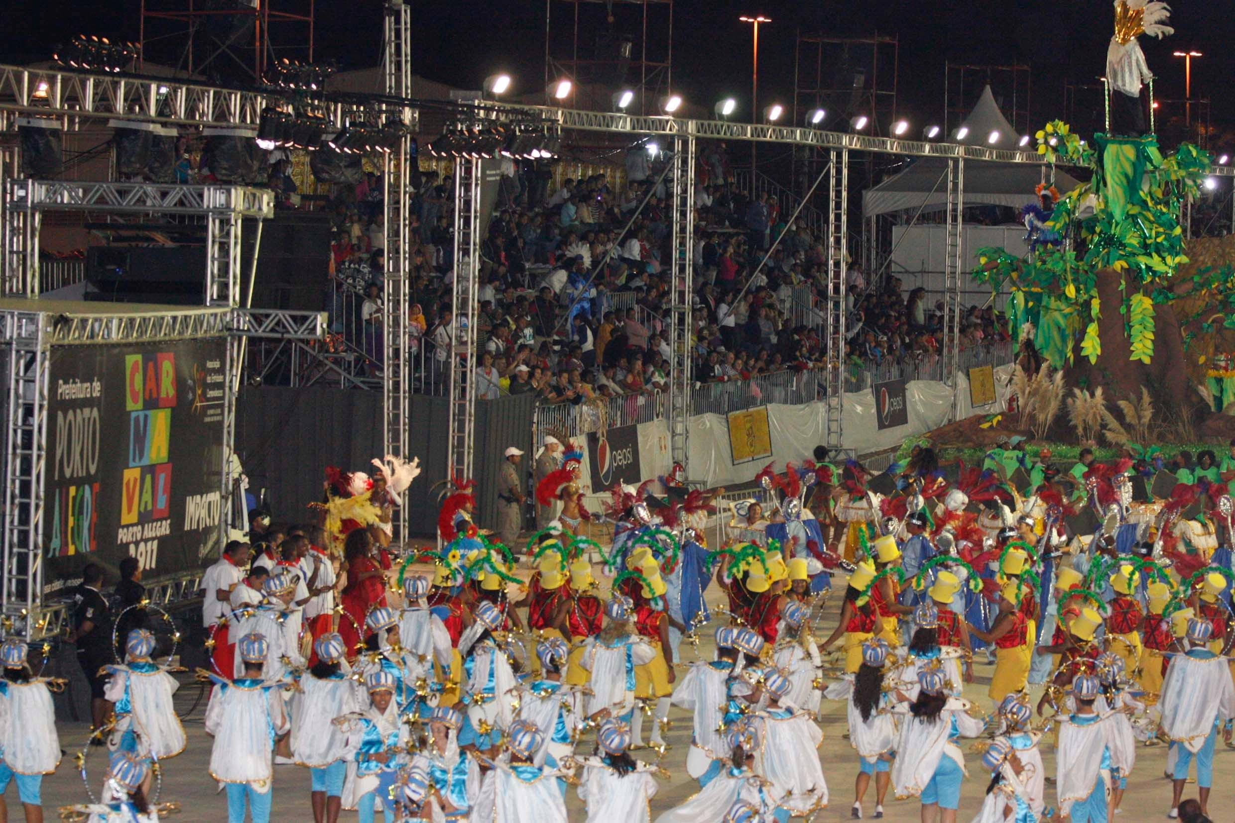 C&acirc;meras v&atilde;o auxiliar na seguran&ccedil;a durante os desfiles do Carnaval 2012 