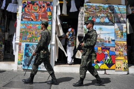 Homens do ex&eacute;rcito fazem a seguran&ccedil;a de Salvador