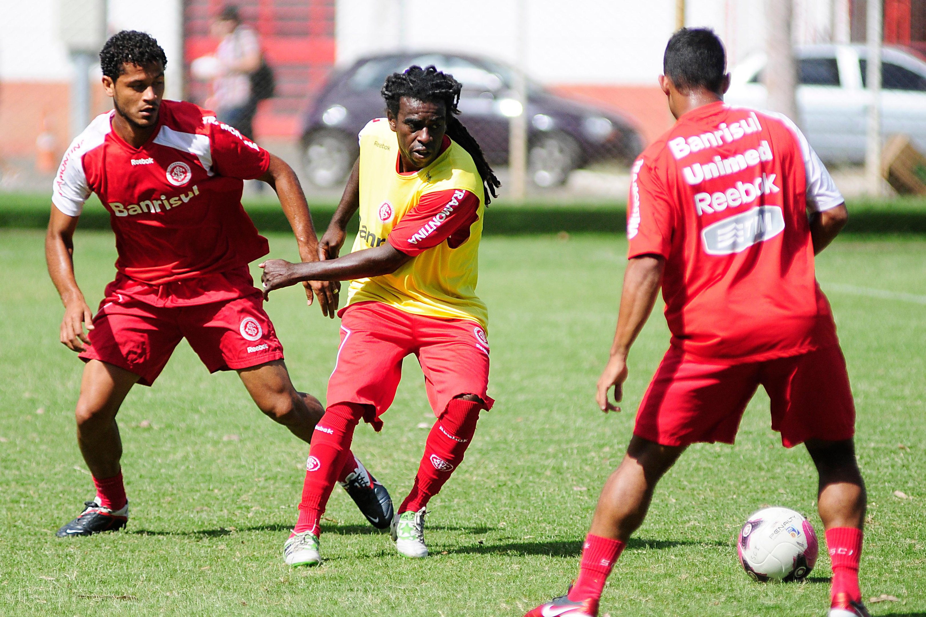 Dorival encaminha Inter com Elton na lateral