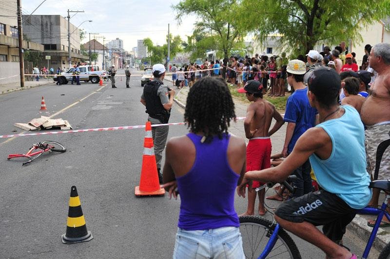 Menino morre atropelado por &ocirc;nibus em Porto Alegre