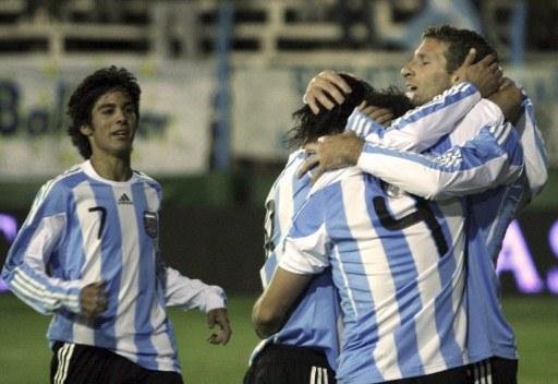Bertoglio (&agrave; esquerda) jogou pela Argentina contra o Haiti em 2010