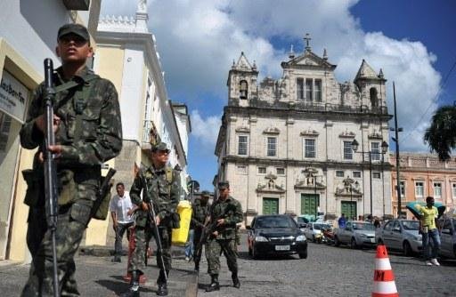 Ex&eacute;rcito tenta garantir seguran&ccedil;a aos comerciantes, moradores e turistas