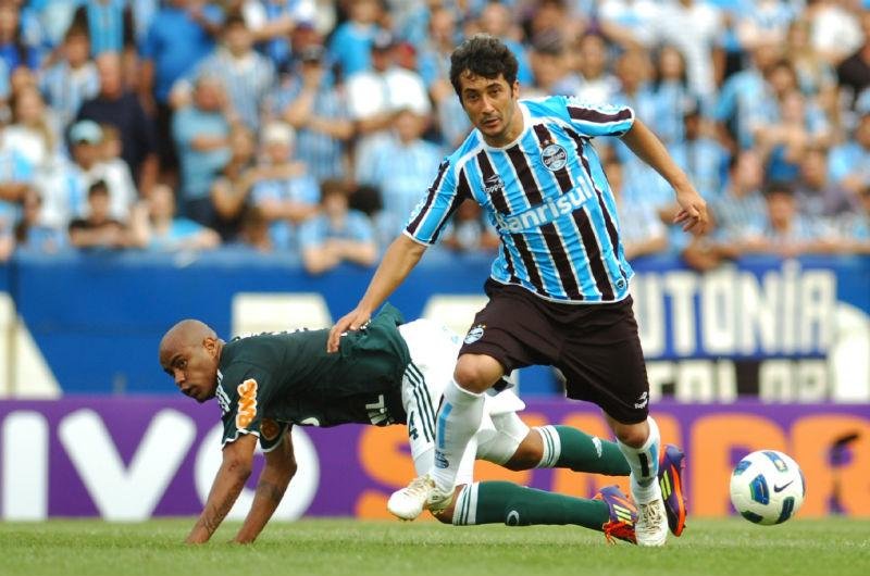 Douglas criticou a dire&ccedil;&atilde;o do Gr&ecirc;mio por sa&iacute;da do clube