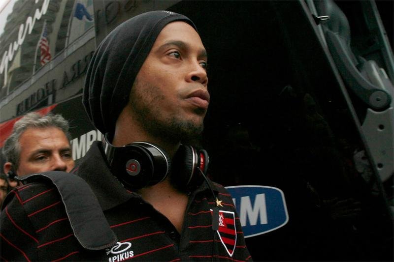 Flamengo rompe com Traffic e assume sal&aacute;rio de Ronaldinho