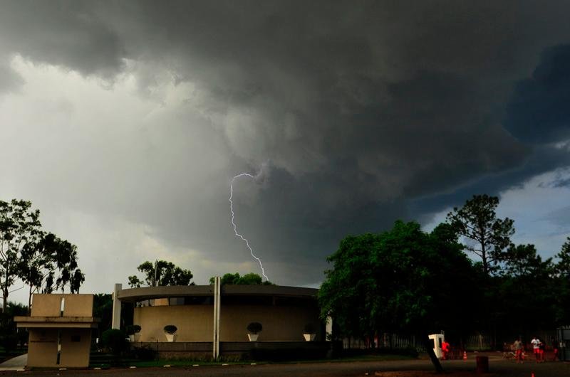 Chuva com raios e trov&otilde;es durou poucos minutos