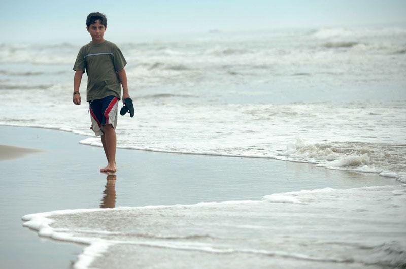 Poucos se arriscaram a entrar no mar, com &aacute;gua gelada e bandeira amarela